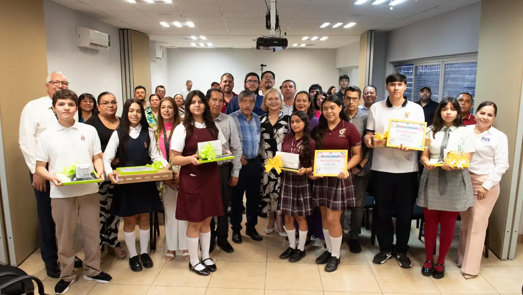 Las y los adolescentes tienen la visión de un mejor Sinaloa a través del arte, asegura Oscar Loza